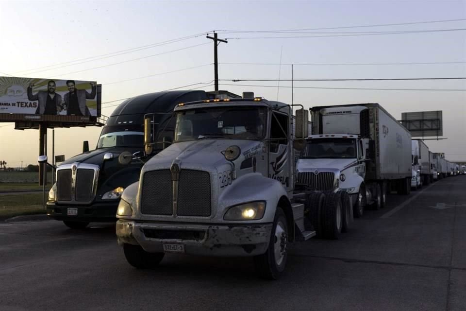 En el Plan Maestro de Transporte Fronterizo Texas-México estima que los cruces fronterizos a través de vehículos comerciales tendrían un alza por año de 3.22%.