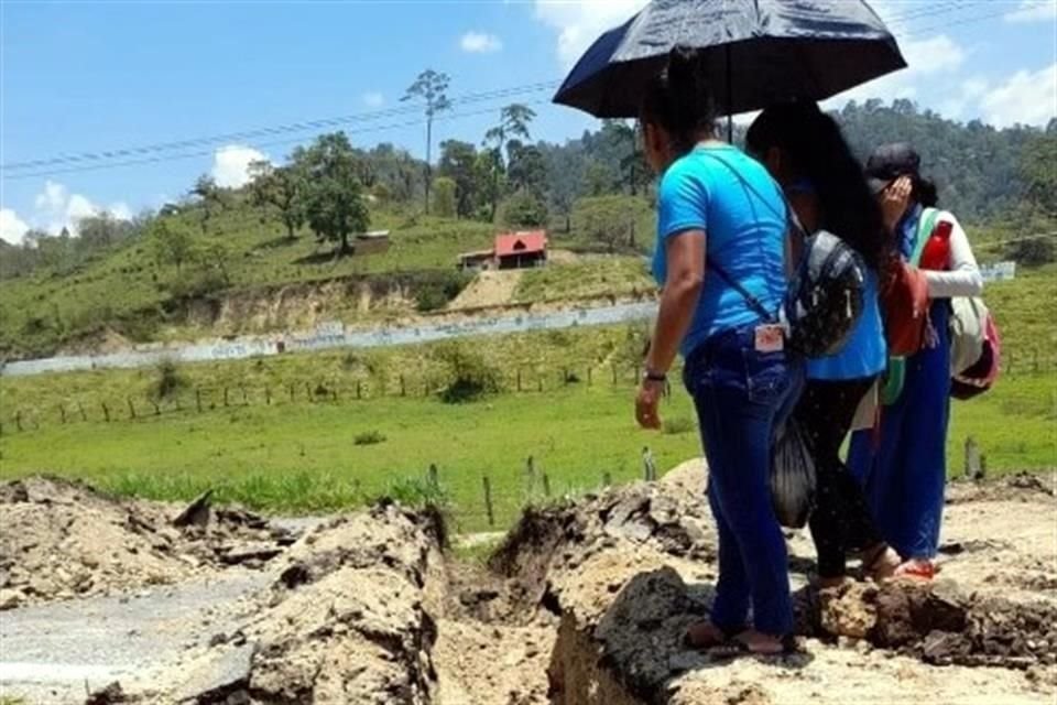 Los inconformes utilizaron una maquinaria pesada para cortar un pedazo de la vía a la altura del tramo Ocosingo-Palenque.