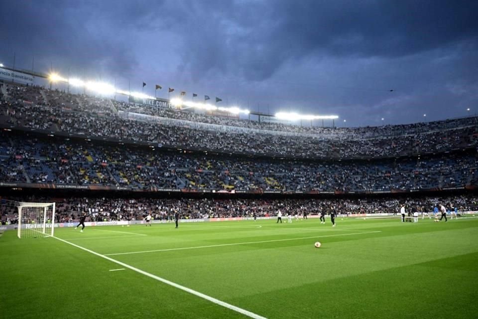 El color blanco de los aficionados del Eintracht Frankfurt dominó en el Camp Nou.