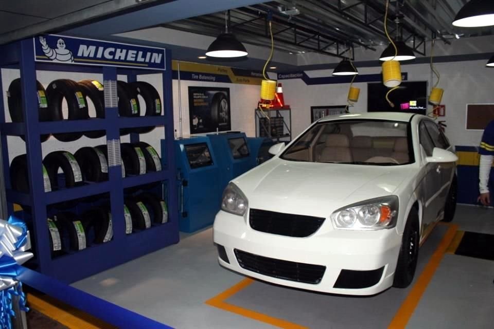 Previo a las vacaciones, las familias hacen revisión de sus automóviles y cambian neumáticos.