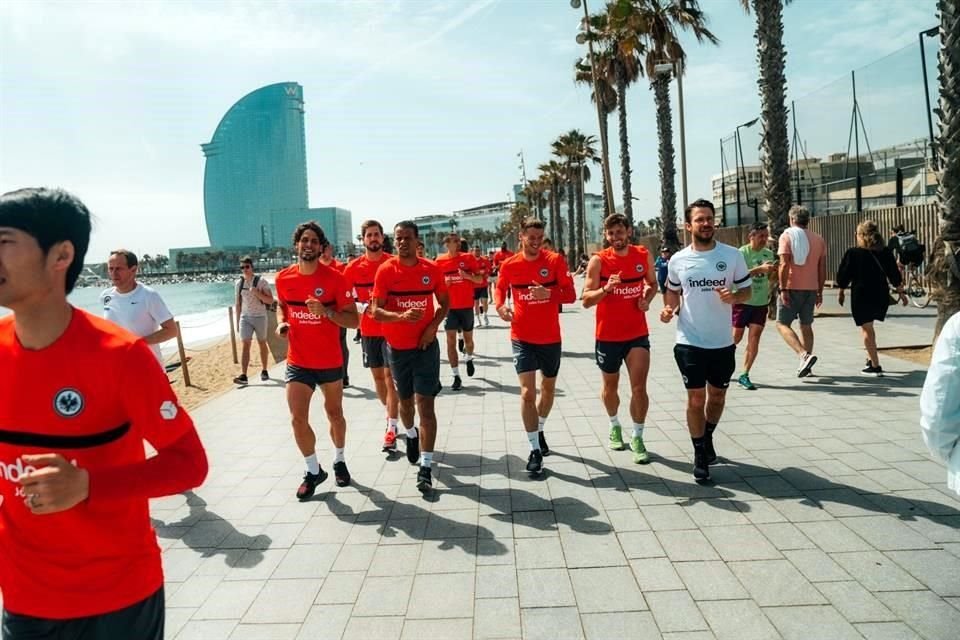 El plantel del Eintracht Frankfurt salió a las calles de Barcelona para hacer ejercicios de recuperación.