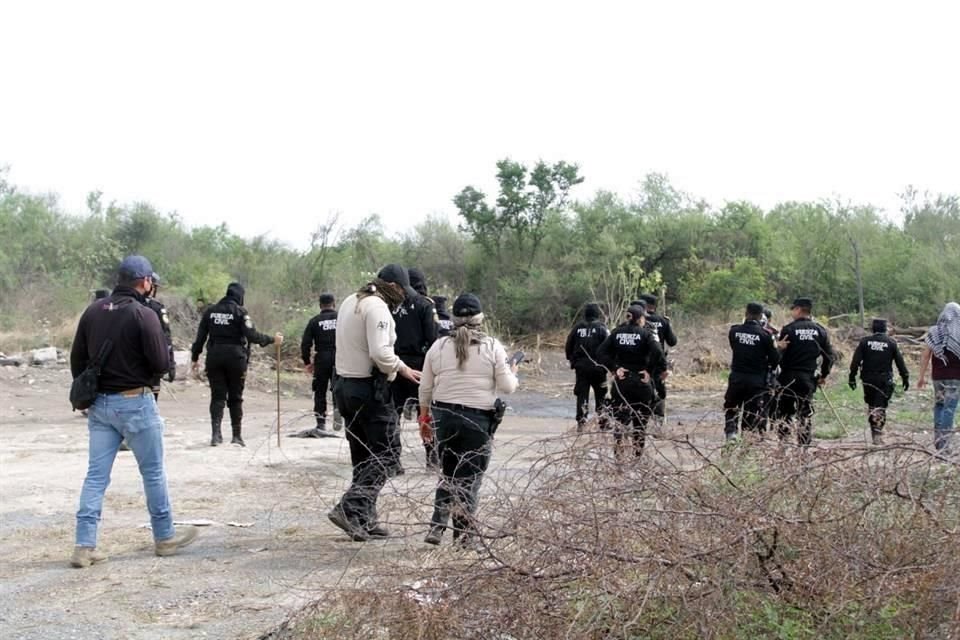 Decenas de elementos llegaron cerca de las 16:00 horas con palos de madera en un terreno sobre la Carretera a Nuevo Laredo, a la altura del registro abierto inspeccionado ayer.