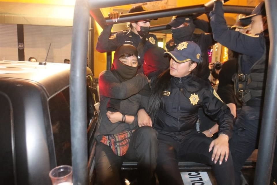 Tres mujeres encapuchadas fueron detenidas y llevadas a un Ministerio Público.