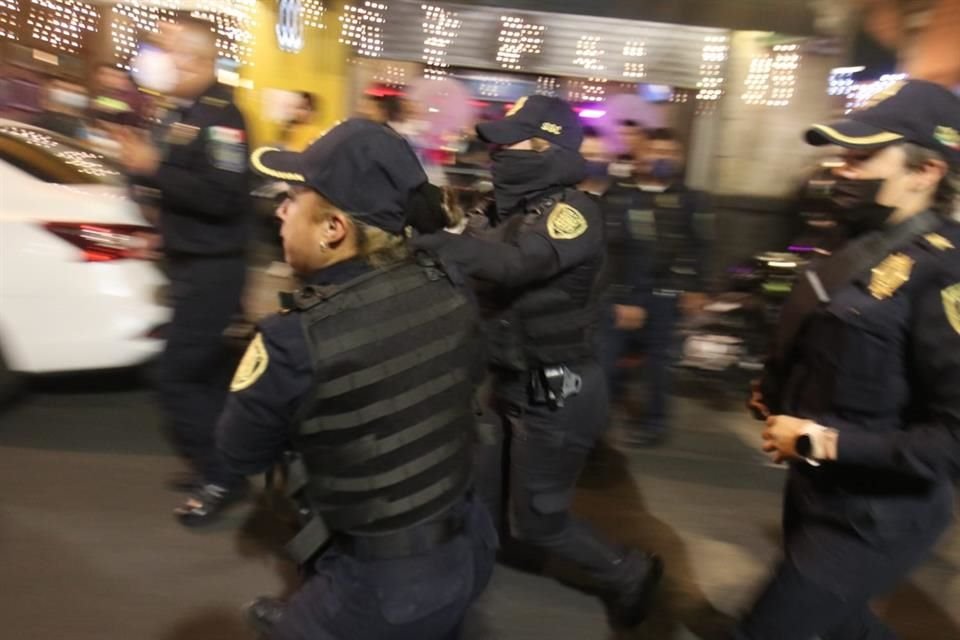 Las mujeres detenidas fueron llevadas hacia una camioneta de la Policía local.