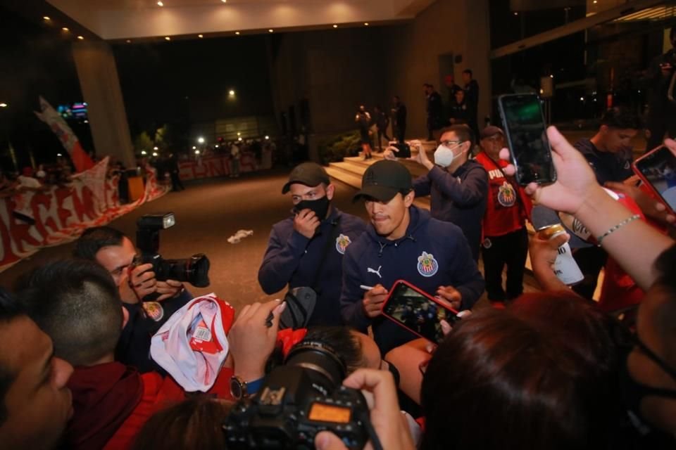 El 'Chapo' Sánchez fue uno de los pocos jugadores que salió a atender a los fans.