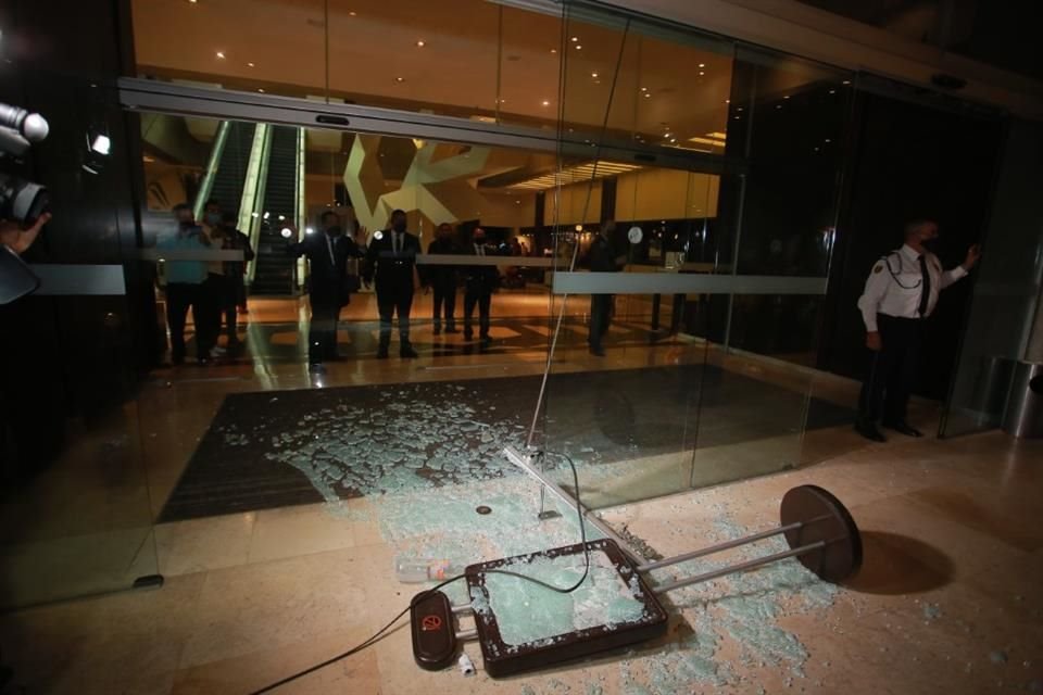 Una de las puertas de cristal del hotel quedo hecha añicos.