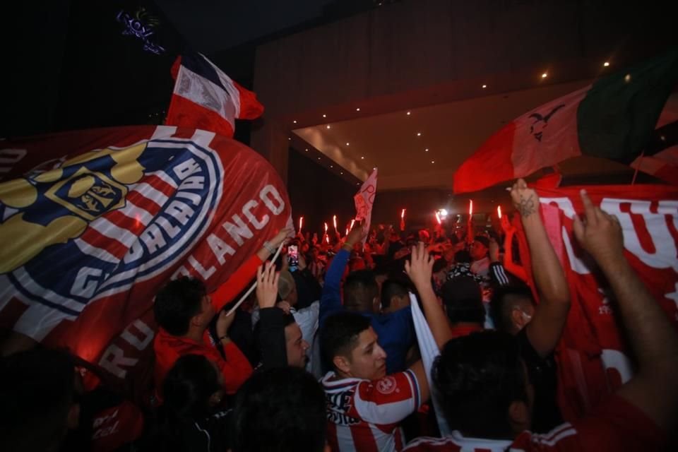 Unos enardecidos seguidores de Chivas visitaron el hotel de concentración del equipo en CDMX para exigir con todo a los jugadores.