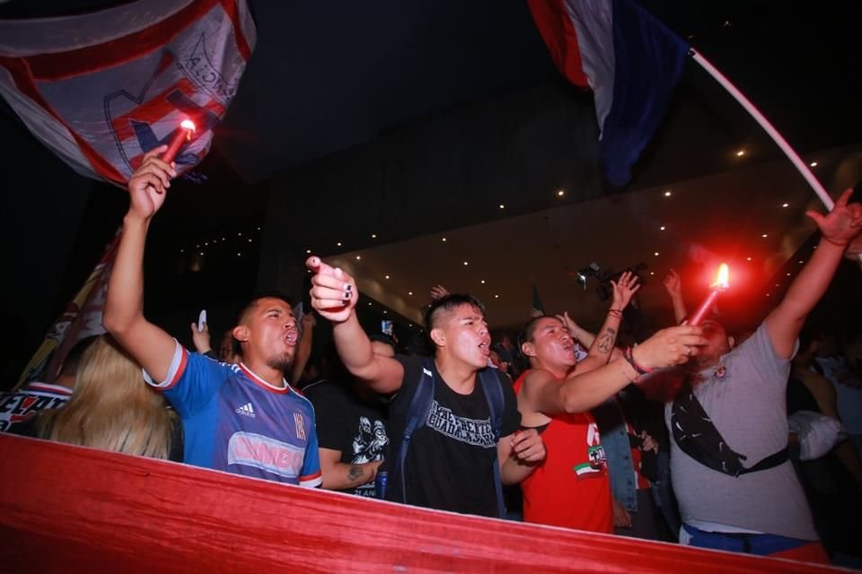 Unos enardecidos seguidores de Chivas visitaron el hotel de concentración del equipo en CDMX para exigir con todo a los jugadores.