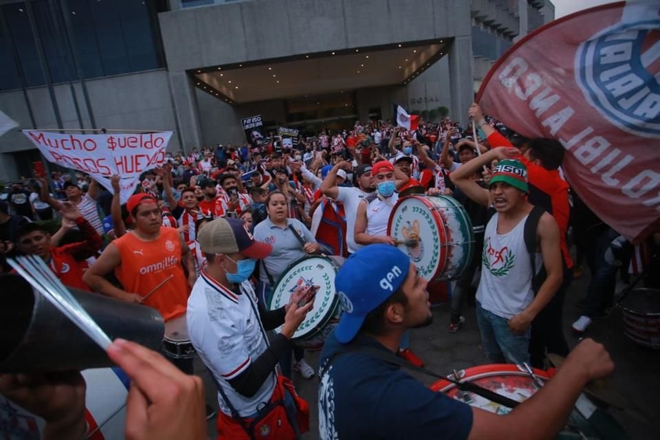 Unos enardecidos seguidores de Chivas visitaron el hotel de concentración del equipo en CDMX para exigir con todo a los jugadores.