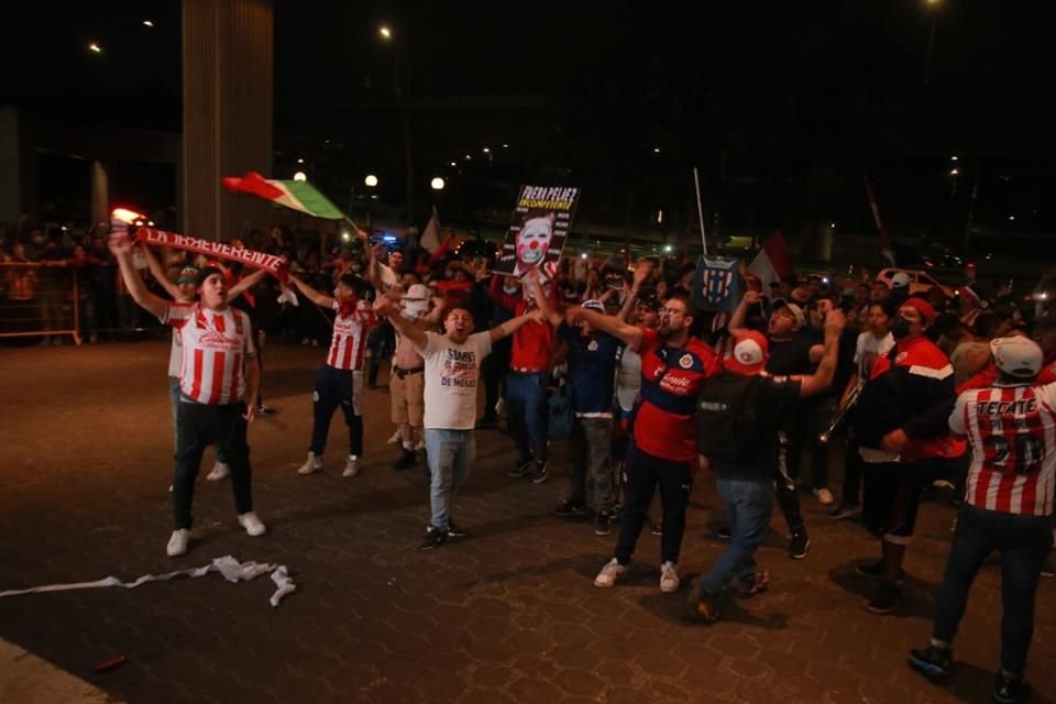 Unos enardecidos seguidores de Chivas visitaron el hotel de concentración del equipo en CDMX para exigir con todo a los jugadores.