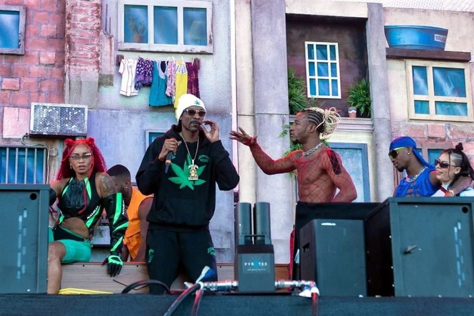 El rapero Snoop Dogg formó parte del performance musical junto a Anitta.