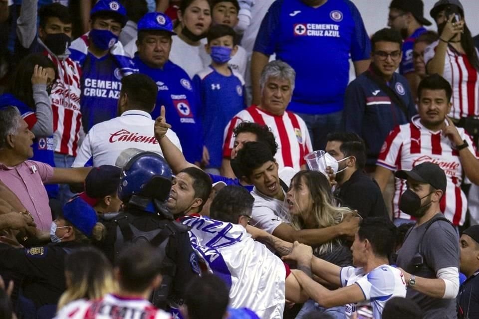 El ánimo se calentó entre los aficionados que fueron al juego entre Cruz Azul y Chivas.