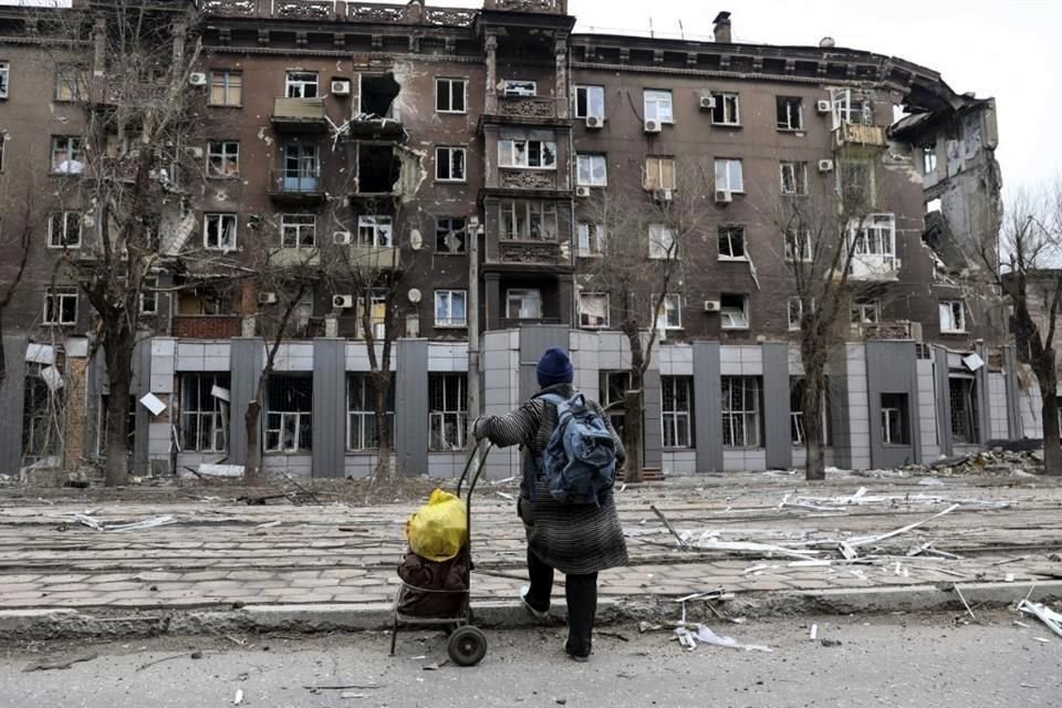 Un residente de Mariúpol observar un edificio dañado cerca de la planta siderúrgica donde combaten las fuerzas ucranianas y rusas.