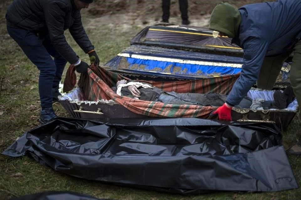 Los voluntarios colocaron a los hombres en bolsas para cadáveres tras desenterrarlos.