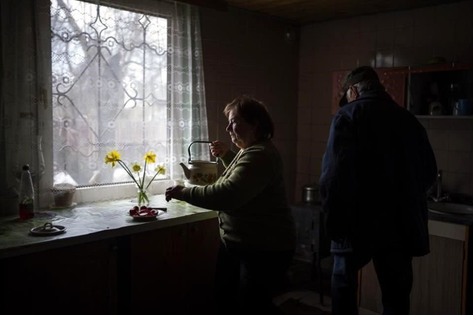 Valya Voronets, de 66 años, prepara té con su esposo Myhailo Scherbakov, de 65, in their house near.