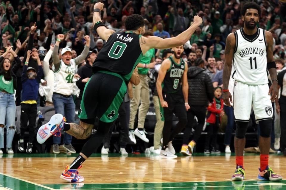 Jayson Tatum celebra la canasta de la victoria ante un impotente Kyrie Irving.