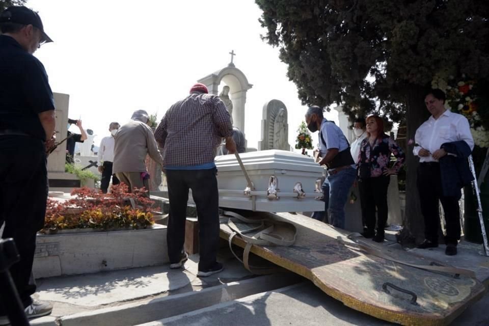 Activistas, familiares y amigos dieron el último adiós a Rosario Ibarra de Piedra en el Panteón de Dolores.