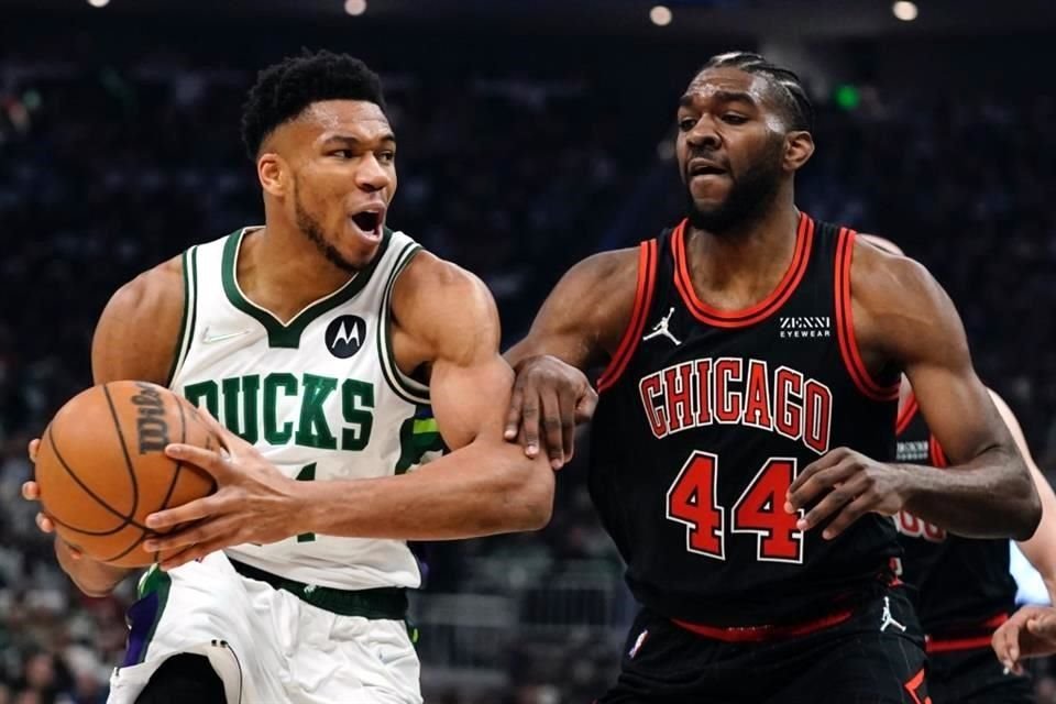 Giannis Antetokounmpo (izquierda) logró 27 puntos para los Bucks.