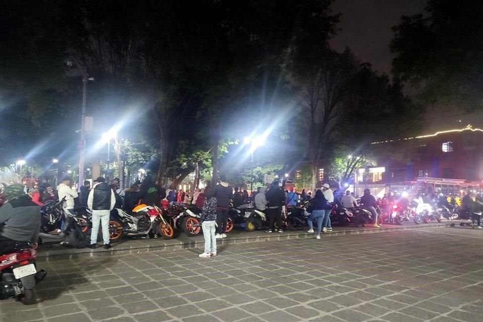 Motociclistas suelen recorrer en caravanas de hasta 100 las calles de Coyoacán, subiéndose a banquetas y sin ser sancionados.