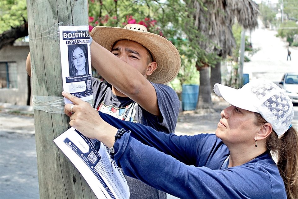 Margarita Castro, de la agrupación Buscadoras de Nuevo León, ayuda junto con su hijo Joel a la localización de Debanhi.