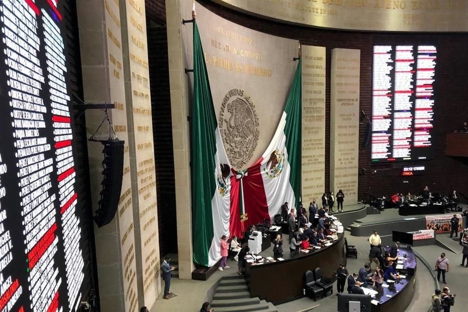 Con 275 votos a favor y 223 en contra, reforma eléctrica de AMLO no alcanzó mayoría calificada y fue desechada.