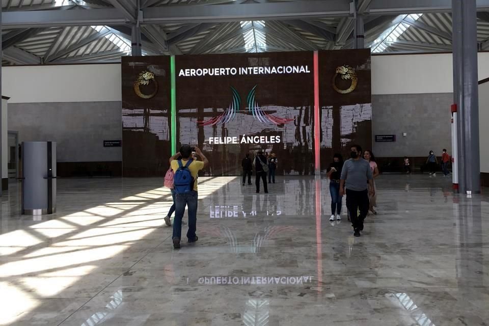 El AIFA trasladó 351 mil 887 viajeros nacionales e internacionales, mientras que el AICM movió 7 millones 559 mil 38 pasajeros.