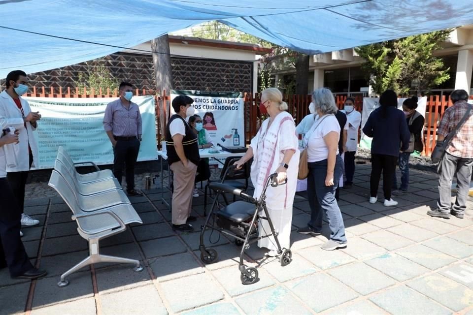 Esta vez las personas no tuvieron que hacer fila, ni cita y como llegaban iban pasando en el Centro de Salud Dr. Manuel Escontría, en San Ángel, alcaldía Álvaro Obregón.