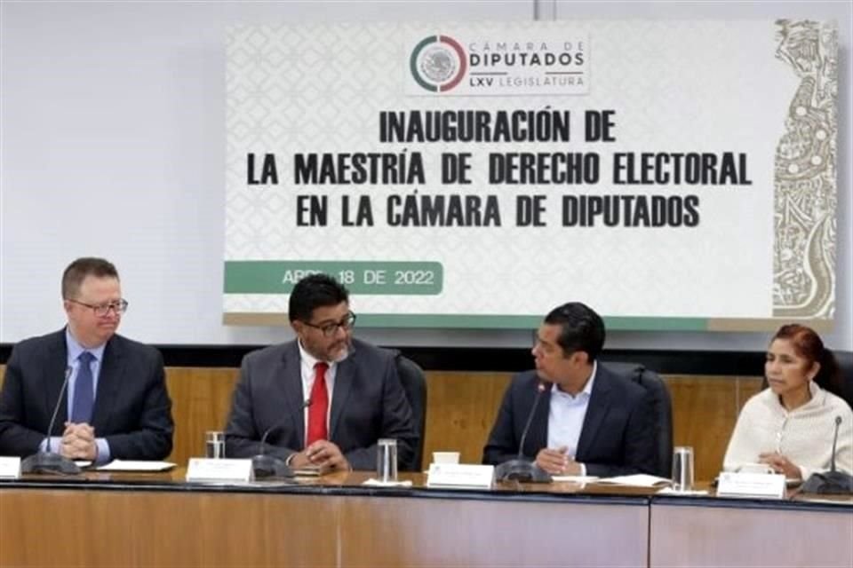 Magistrados y diputados participaron en la inauguración de la Maestría en Derecho Electoral en la Cámara de Diputados.