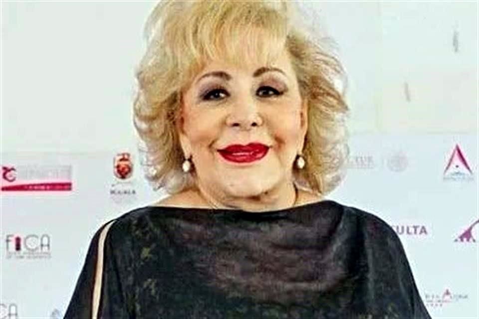 La diva del cine mexicano, Silvia Pinal, fue dada de alta tras 10 días de estar en terapia intensiva por influenza; se recuperará en casa.  