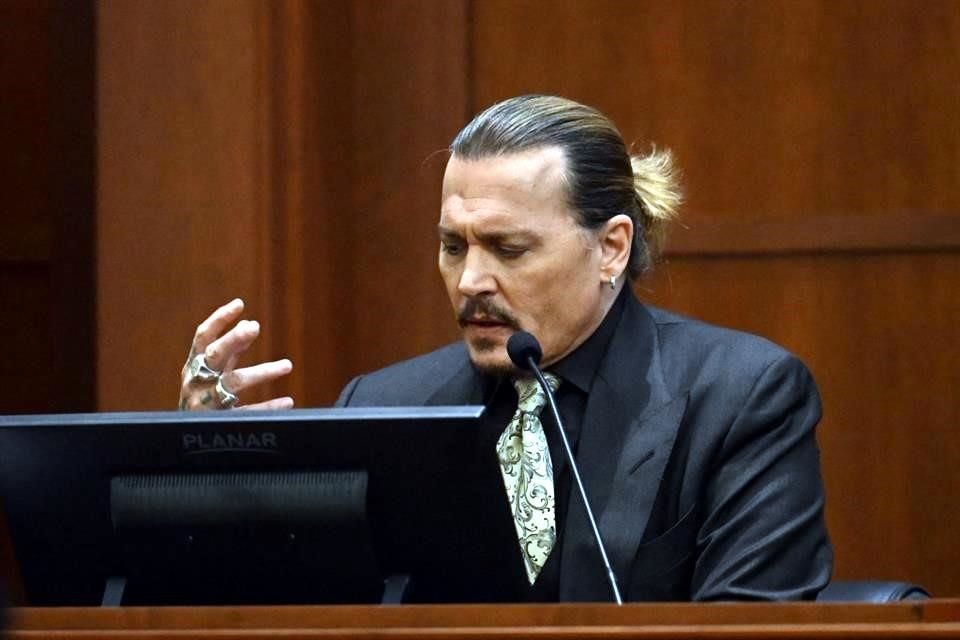 Johnny Depp tomó el estrado por primera vez durante su juicio contra su ex pareja Amber Heard; dice que luchará por limpiar su imagen.