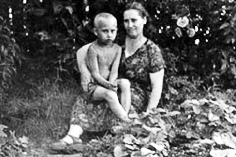 Putin con su madre, María, en julio de 1958, cuando tenía 5 años.