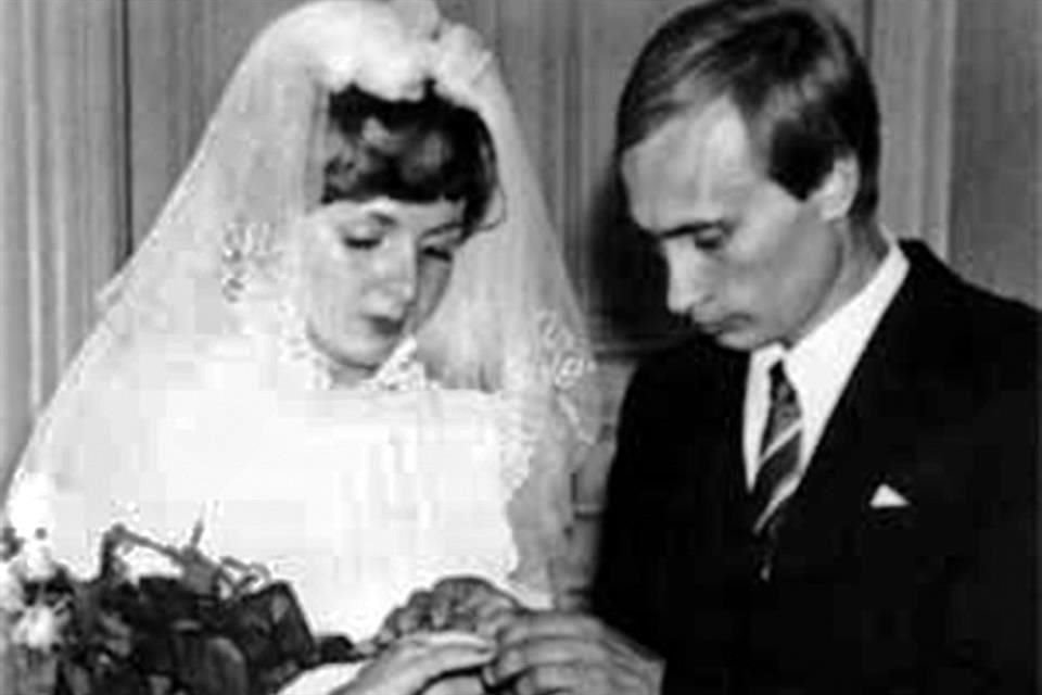 El 28 de julio de 1983, luego de un largo noviazgo, Putin se casó con Lyudmila Shkrebenva, una azafata que trabajaba para Aeroflot y vivía en Kaliningrado.