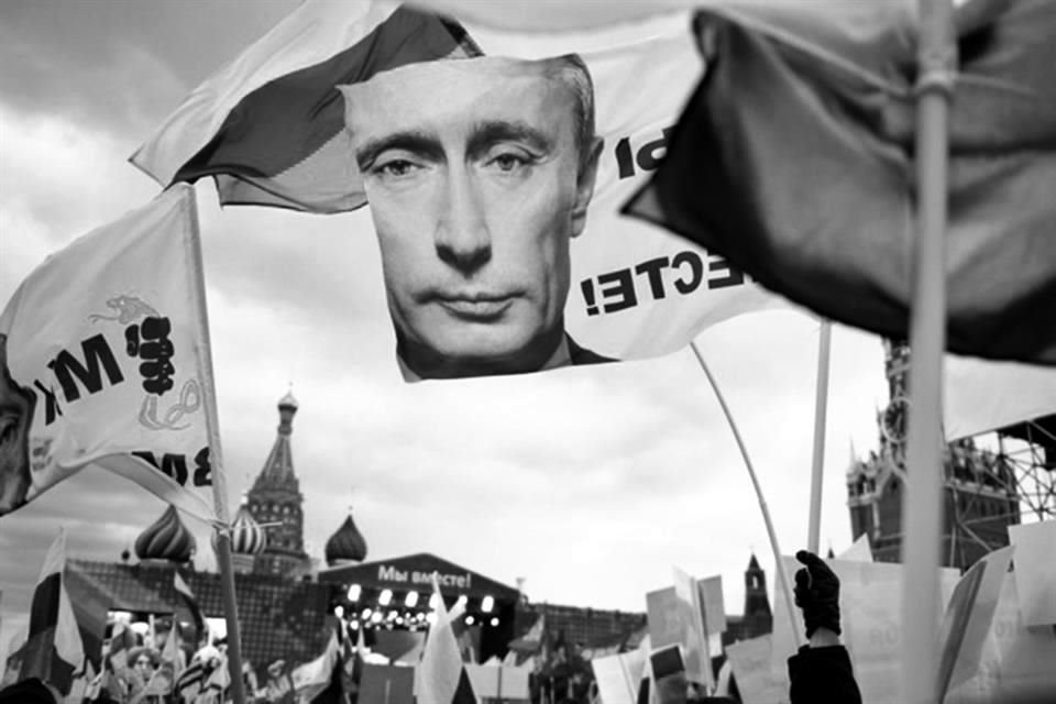 Luego de la anexión de Crimea en Ucrania en 2014, la popularidad de Putin alcanzó nuevas alturas en Rusia, incluso mientras los aislaban en el exterior por haber alterado la paz en Europa.