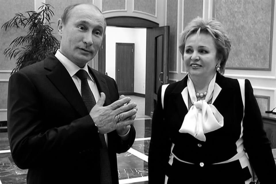 En 2013, Putin y su esposa salieron de un ballet en el Kremlin y anunciaron que se divorciarían luego de casi 30 años de matrimonio.
