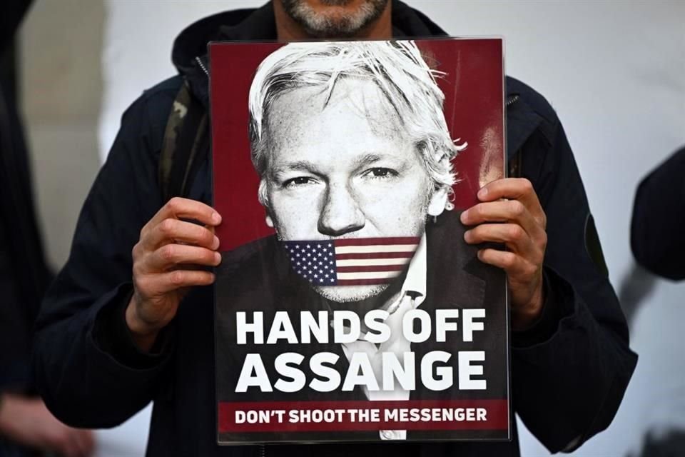 Estados Unidos ha pedido a las autoridades británicas que extraditen a Assange para juzgarle por 17 cargos de espionaje y un delito informático.