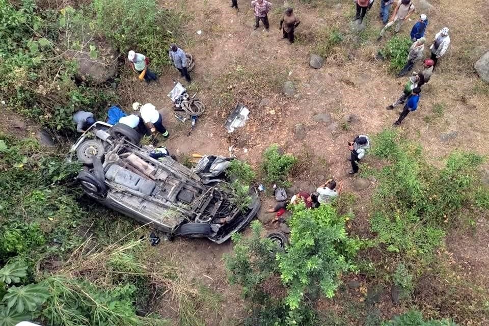 Las personas extranjeras cayeron a un barranco de al menos 15 metros de profundidad en Amatlán de los Reyes, en Veracruz.