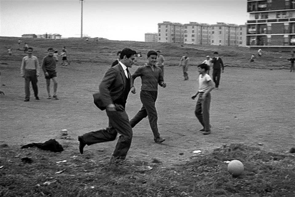 Pier Paolo Pasolini, de traje, en una cascarita llanera.