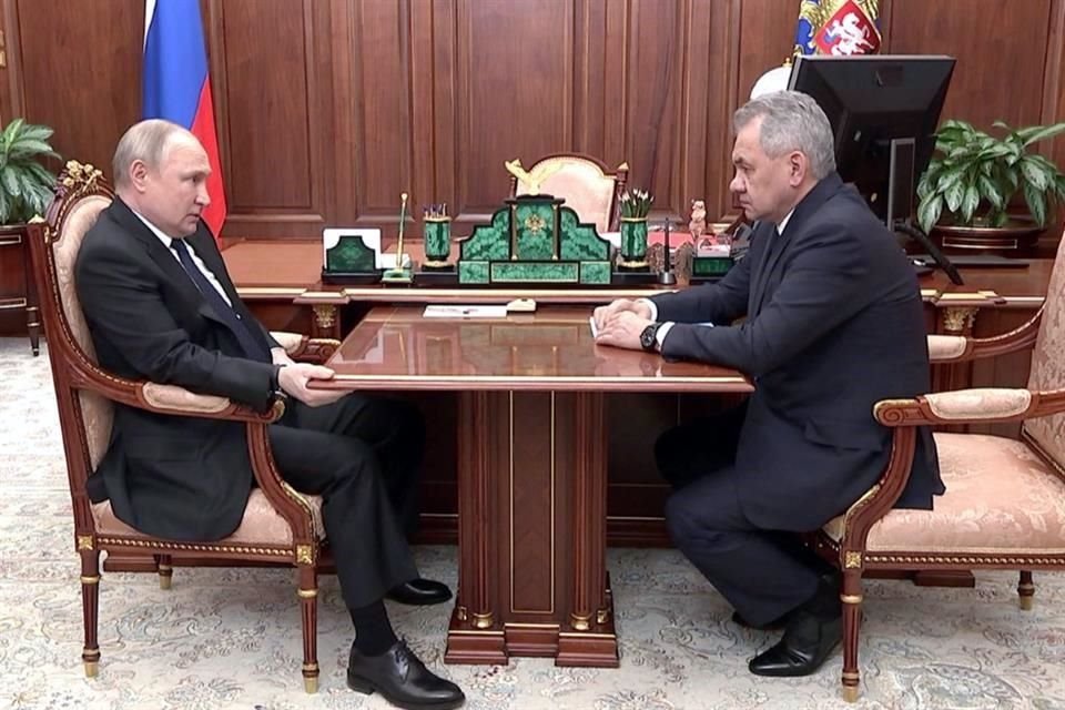 El Presidente Vladimir Putin y su Ministro de Defensa Serguéi Shoigu durante un encuentro televisado.