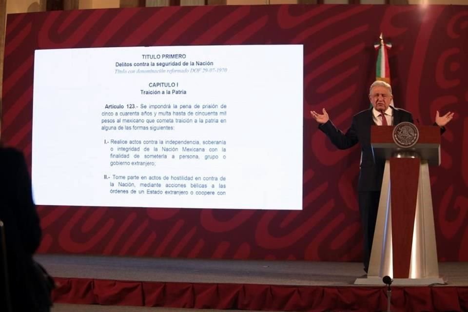 Para defender su acusación a los legisladores que votaron en contra de su reforma eléctrica, el Presidente mostró el Código Penal.