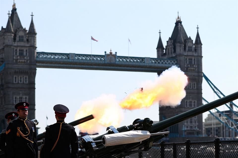 En Londres y Windsor sonaron las salvas de cañón en festejo a la Reina.