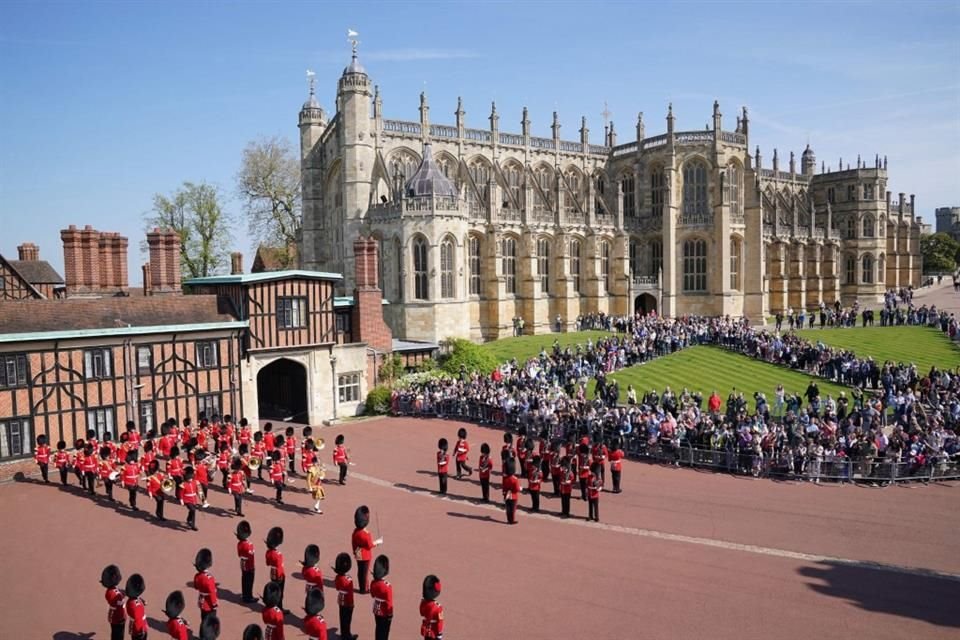 Bandas militares tocaron la música de 'Happy Birthday' para celebrar el cumpleaños de Isabel II.