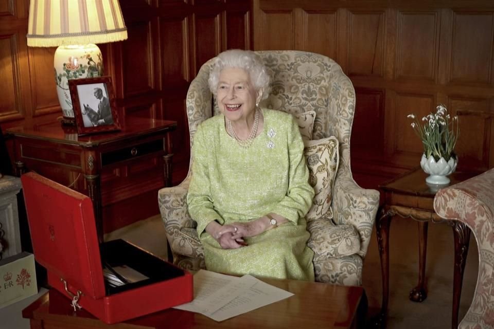 La Reina Isabel II celebró en privado su cumpleaños 96 en la finca de Sandringham; sonaron salvas de cañón en Londres y Windsor.