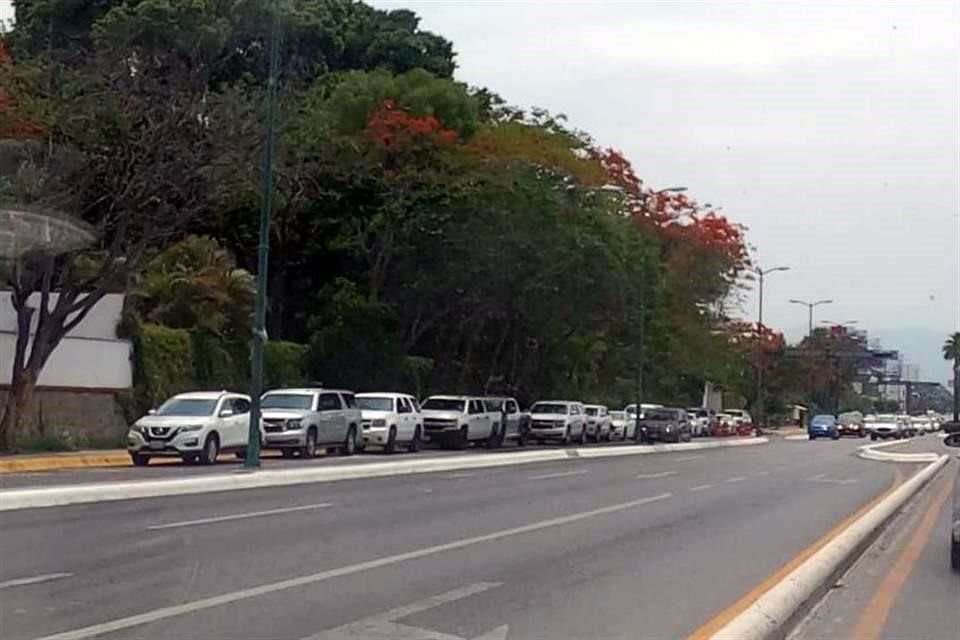 RESGUARDO. Afuera de Casa de Gobierno, en la avenida Tamaulipas, se registró ayer una fuerte movilización de vehículos, policías estatales y guardias privados.