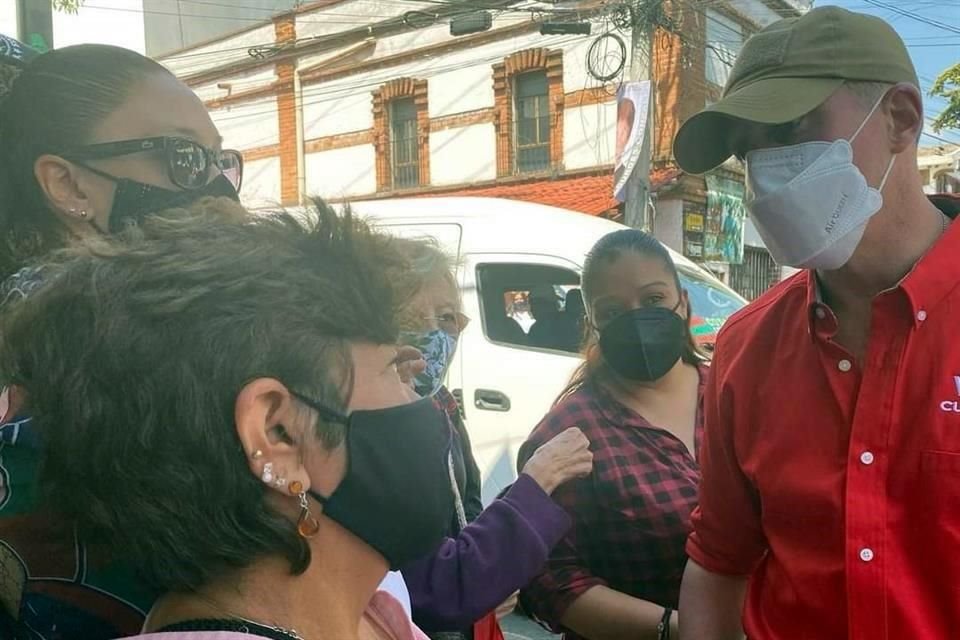 El ex Alcalde, Adrian Rubalcava durante su campaña en la demarcación.