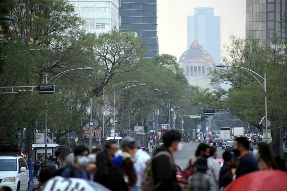 Aunque la contaminación por Ozono disminuyó en la Capital, las altas concentraciones de partículas continúan la noche de este viernes, reportó el Simat.