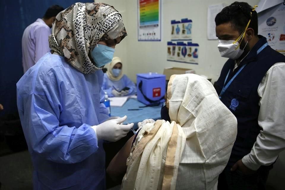 India arrancó este sábado una masiva fase de vacunación para los mayores de 18 años que busca doblegar el impacto de la pandemia que ahoga al país.
