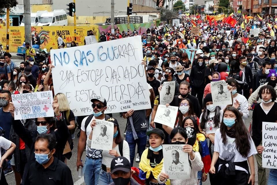 Manifestantes participan en nueva jornada de protesta contra la reforma tributaria mientras se conmemora el Día Internacional de los Trabajadores hoy, en Bogotá, Colombia.