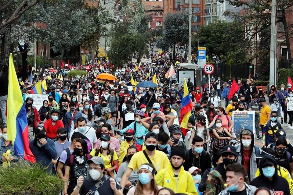 Congresistas opositores y organizaciones de la sociedad civil pidieron este sábado al presidente colombiano, Iván Duque, detener la violencia contra las protestas.