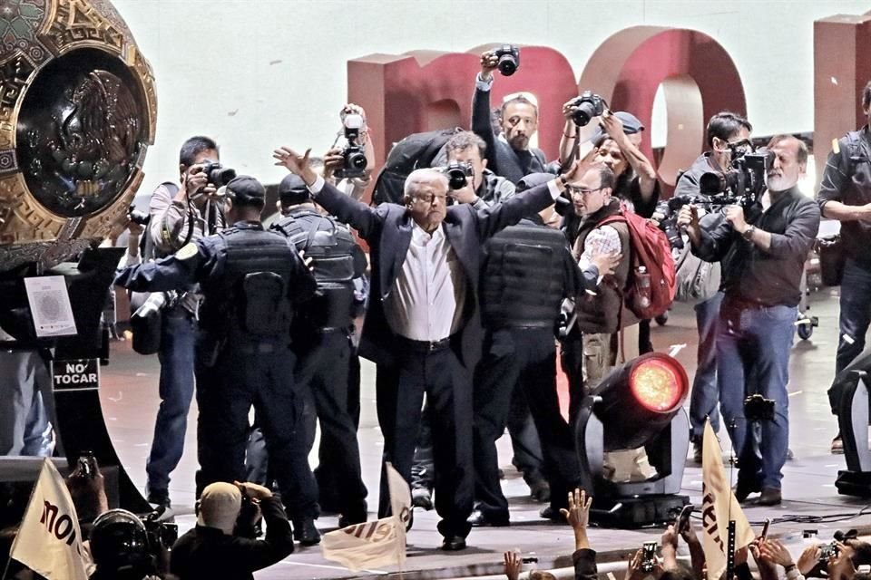 En su crónica, Ernesto Núñez hace un detallado recorrido por la noche en la que López Obrador se convirtió en Presidente de México en 2018.