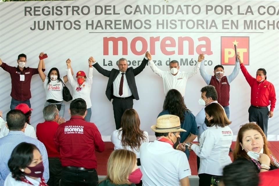 Raúl Morón, en su calidad de delegado de Morena en Michoacán, acompañó a su sustituto en su registro.